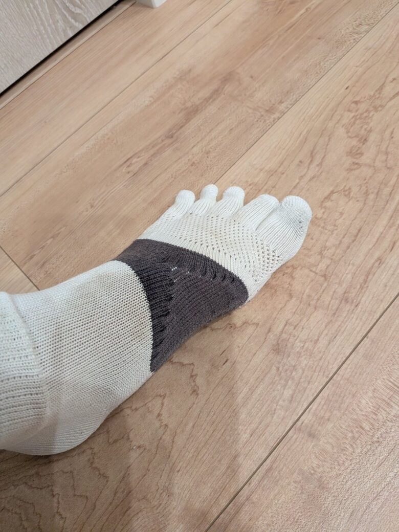 5本指（白）。指先や甲に汚れが残っている
